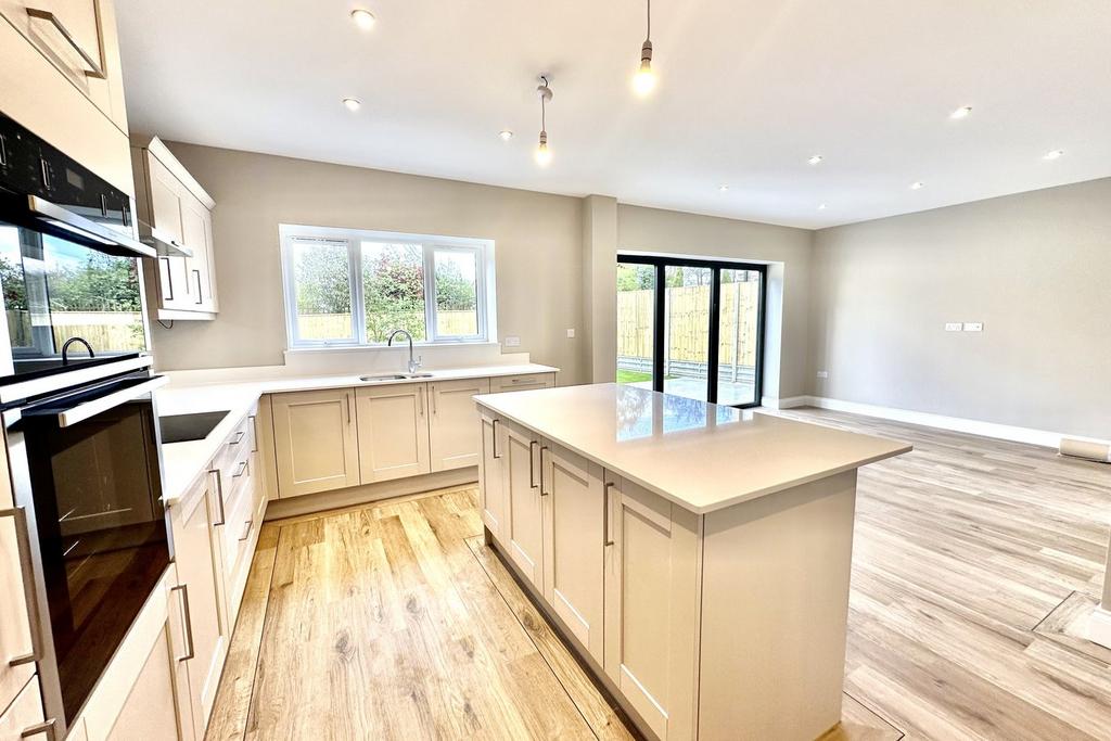 Parkway Drive, Queens Park... 4 bed detached house for sale £850,000