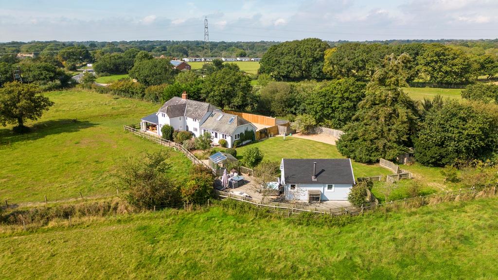 Bashley Cross Road, New Milton, BH25 4 bed detached house for sale £