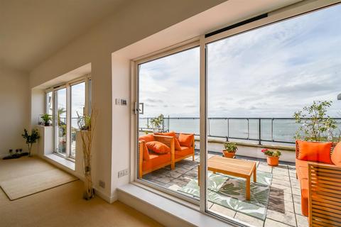 2 bedroom flat for sale, Broadway West, Leigh-On-Sea SS9
