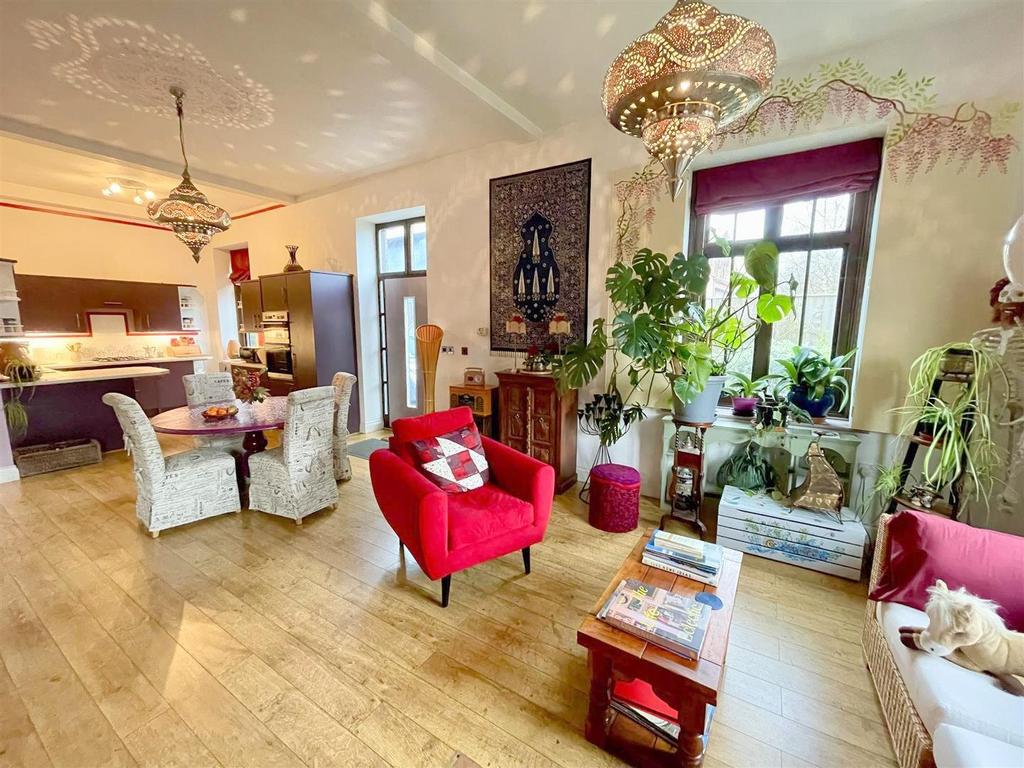 Open Plan Lounge/Dining Area