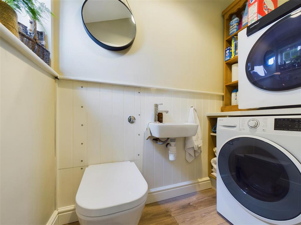 Guest cloakroom/utility room
