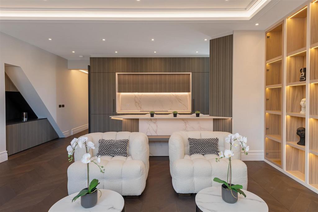 Flat 5, 73 Pont Street Hi-8.jpg