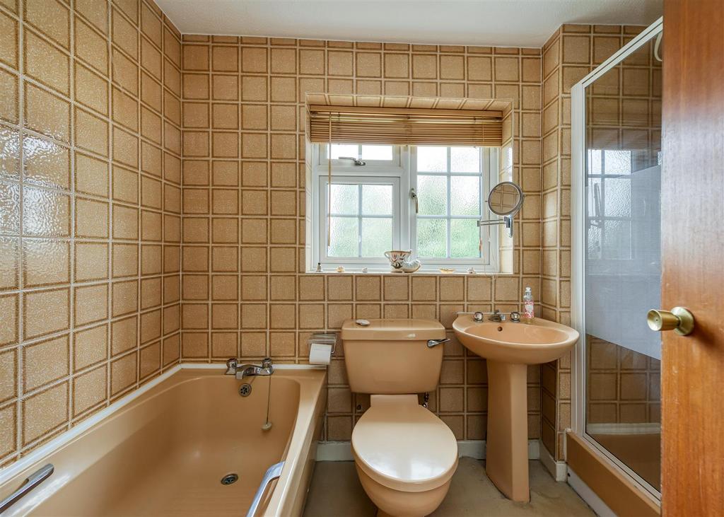 1 Mountwood Covert-bathroom.jpg