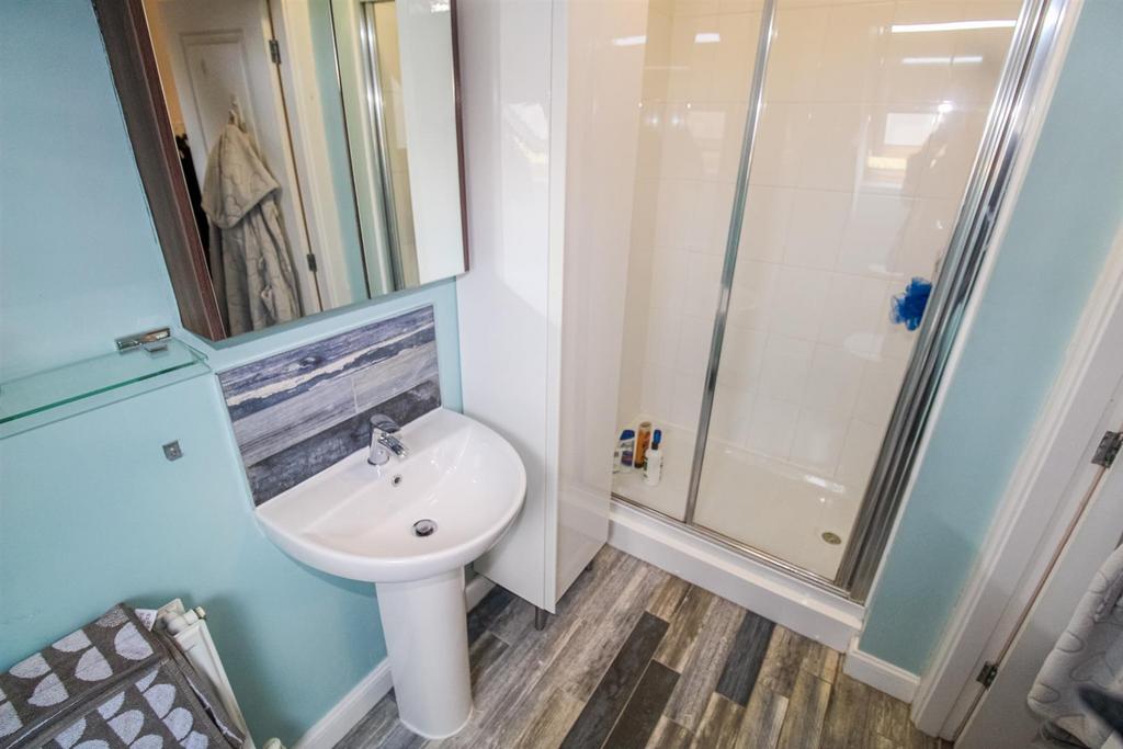 En suite shower room/w.c.