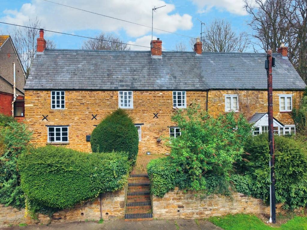 West Street, Earls Barton... 3 bed cottage - £300,000