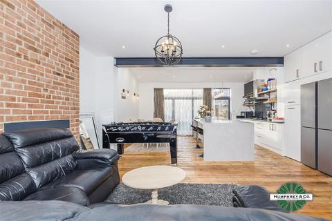 4 bedroom end of terrace house for sale, Fulbourne Road, London