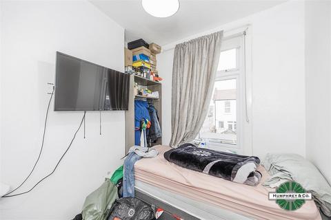 2 bedroom house for sale - Century Road, London