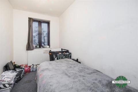 2 bedroom flat to rent - Westward Road, London