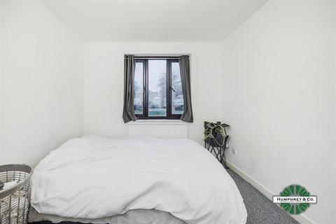 2 bedroom flat to rent, Westward Road, London