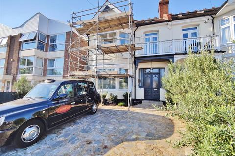 2 bedroom flat to rent, First Avenue, Westcliff On Sea, Essex