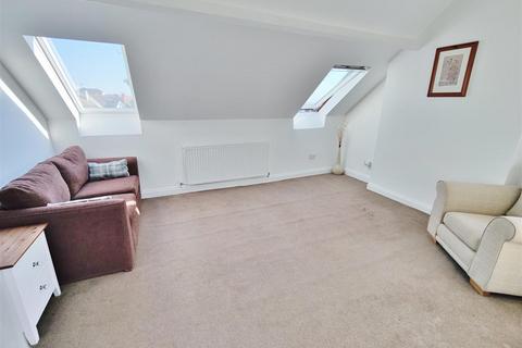 2 bedroom flat to rent, First Avenue, Westcliff On Sea, Essex