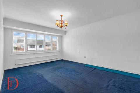 2 bedroom flat for sale, Valley Close, Loughton IG10