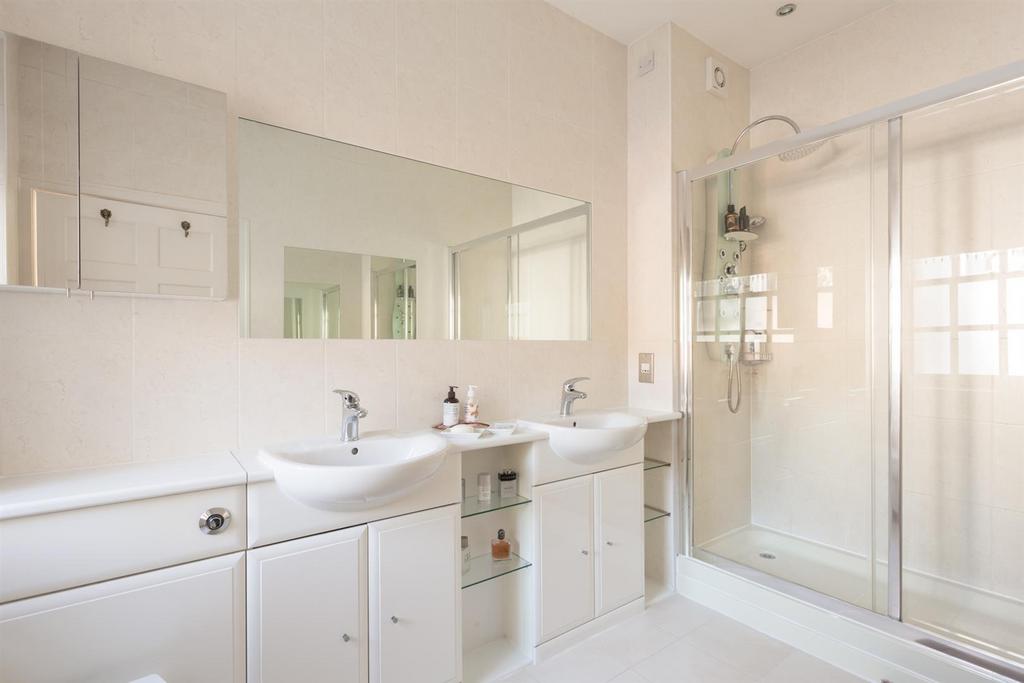 Principal Bathroom Suite