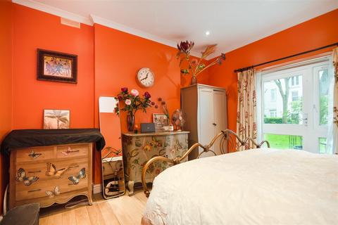 1 bedroom flat for sale, Gloucester Gardens, London