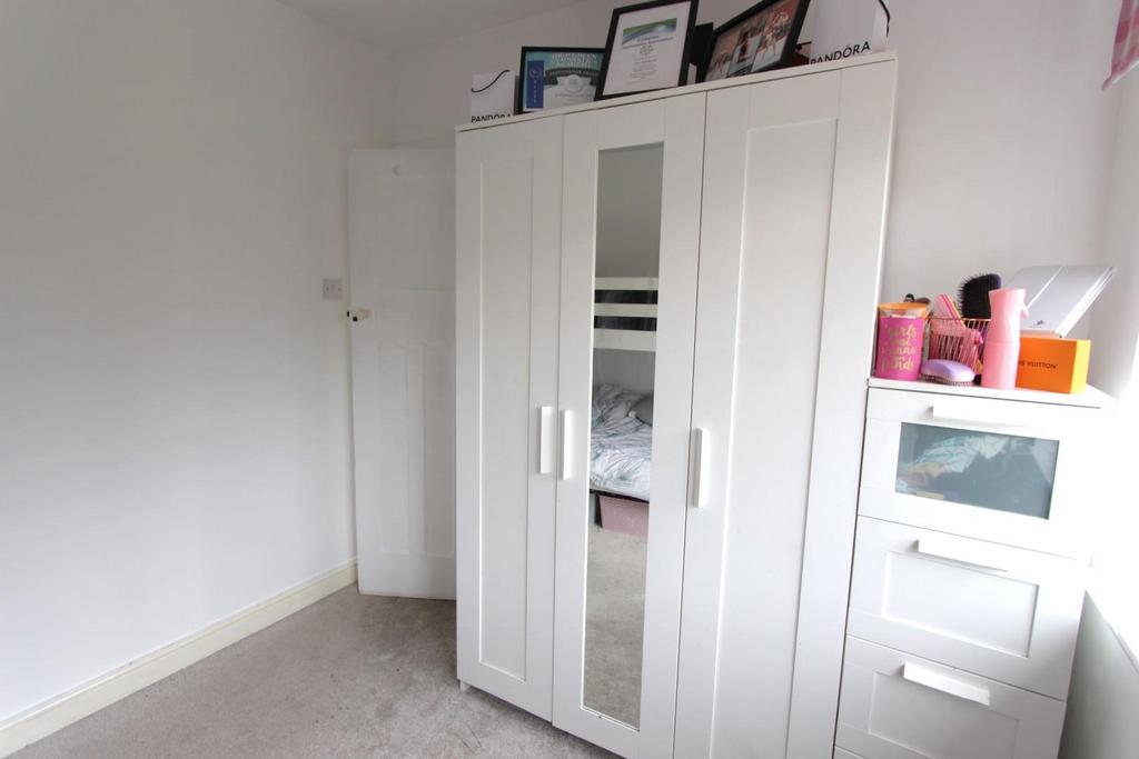 4. Bedroom 2 (1).JPG