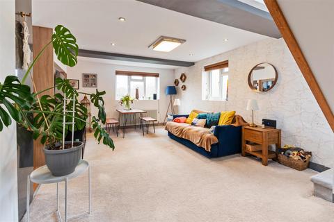 2 bedroom flat for sale, Perth Close, Raynes Park SW20