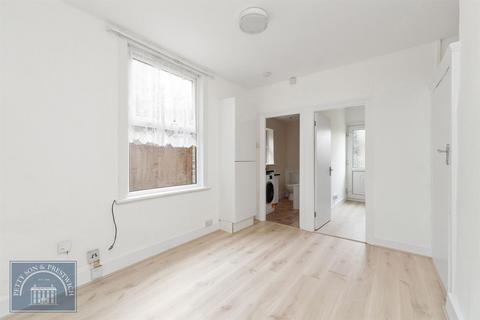 2 bedroom flat to rent, Goldsmith Road, Leyton