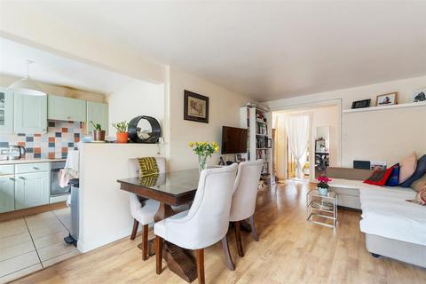 2 bedroom apartment for sale - Alders Close, Wanstead