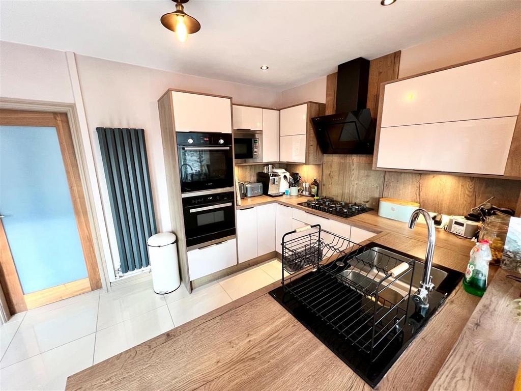 CR58 Kitchen2.jpg