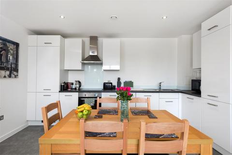 2 bedroom apartment for sale, Russells Crescent, Horley