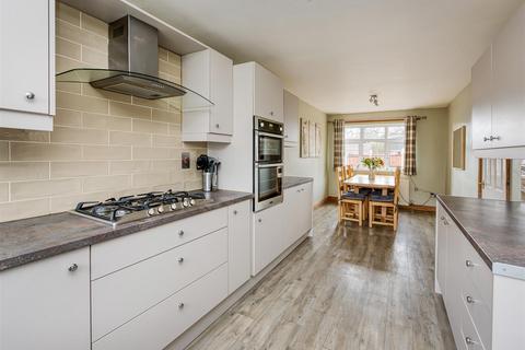 15 Ounsdale Crescent, Wombourne, Wolverhampton, WV5 9HU