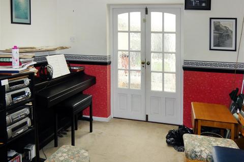 27 Barnsite Gardens, Rustington, Littlehampton, BN16 3QG