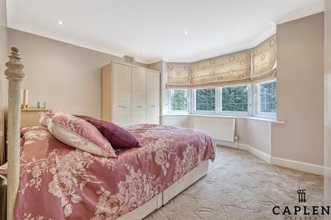 52 Worcester Crescent, Woodford Green, IG8 0LS