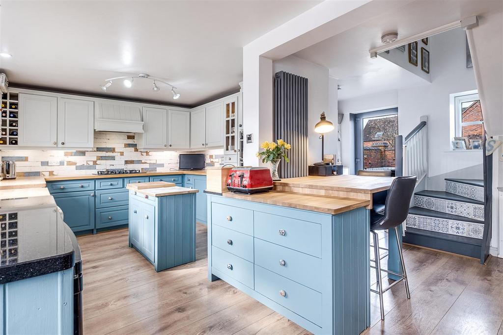 Manor Fields, Alrewas 3 bed character property £475,000