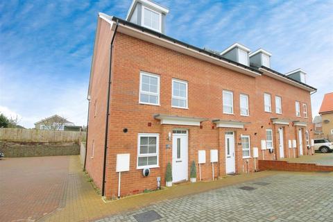 3 bedroom townhouse for sale, Davy Avenue, Leeds LS25