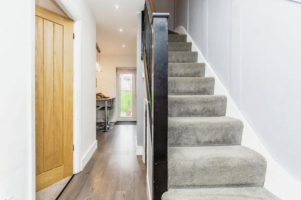 Money Road, Caterham CR3 3 bed terraced house £400,000