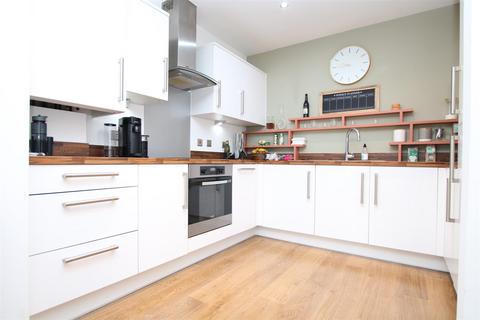 Flat 7 Bennett Court Denne Parade, Horsham, RH12 1BU