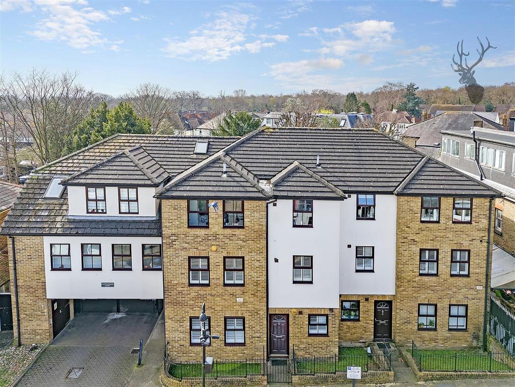 Queens Road, Buckhurst Hill IG9 1 bed flat £1,700 pcm (£392 pw)