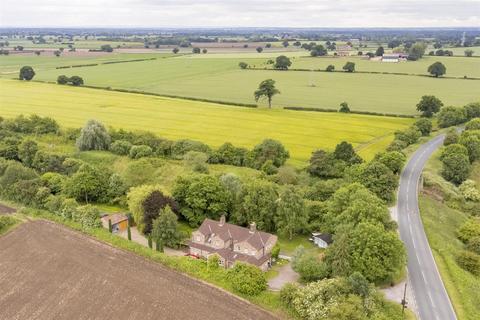 4 bedroom cottage for sale, Stillingfleet Road, Escrick, York, YO19 6EB