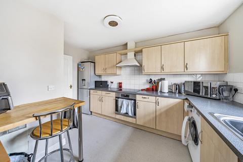 2 bedroom flat for sale, Wraysbury Gardens, Staines-upon-Thames, TW18