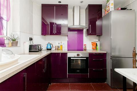 3 bedroom flat for sale, James Campbell House, Old Ford Road, London