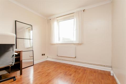 3 bedroom flat for sale, James Campbell House, Old Ford Road, London