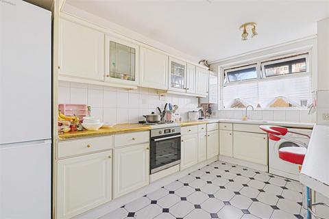 2 bedroom flat for sale, Gough Walk, London