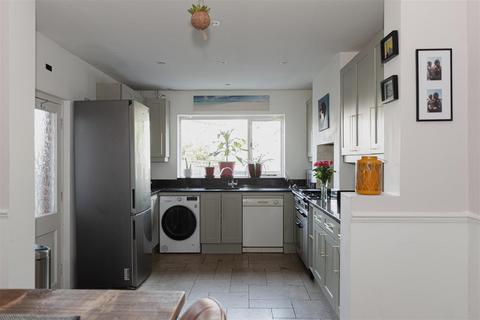 3 bedroom house to rent, Yorke Road, Reigate