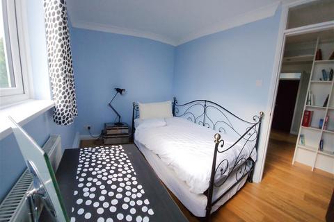 23b Crook Log, Bexleyheath, DA6 8EB