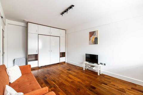 Studio to rent, Palace Gardens Terrace, Kensington, W8
