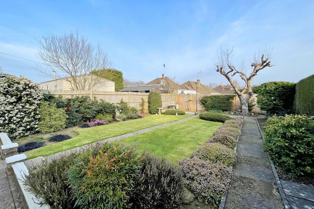 Junction Road, Burgess Hill, West Sussex, RH15 0JN. 2 bed semidetached