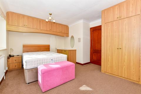 69 Lyndhurst Way, Istead Rise, Gravesend, DA13 9EN