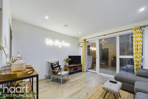 2 bedroom flat for sale, Purbeck Gardens, London