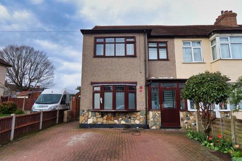4 bedroom end of terrace house to rent, Lynton Avenue, Romford, RM7