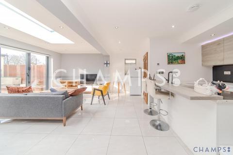 4 bedroom end of terrace house to rent - Barnes Avenue, London, SW13