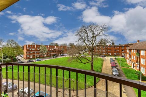 3 bedroom flat for sale, Churchfields, South Woodford