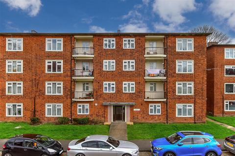 3 bedroom flat for sale, Churchfields, South Woodford