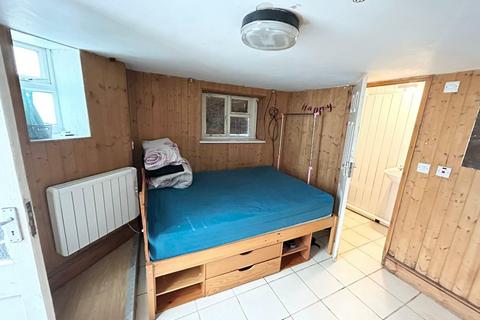 Studio to rent, Box Studio To Let - HP12