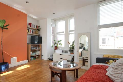 2 bedroom flat to rent, Beresford Road, Wood Green, N8