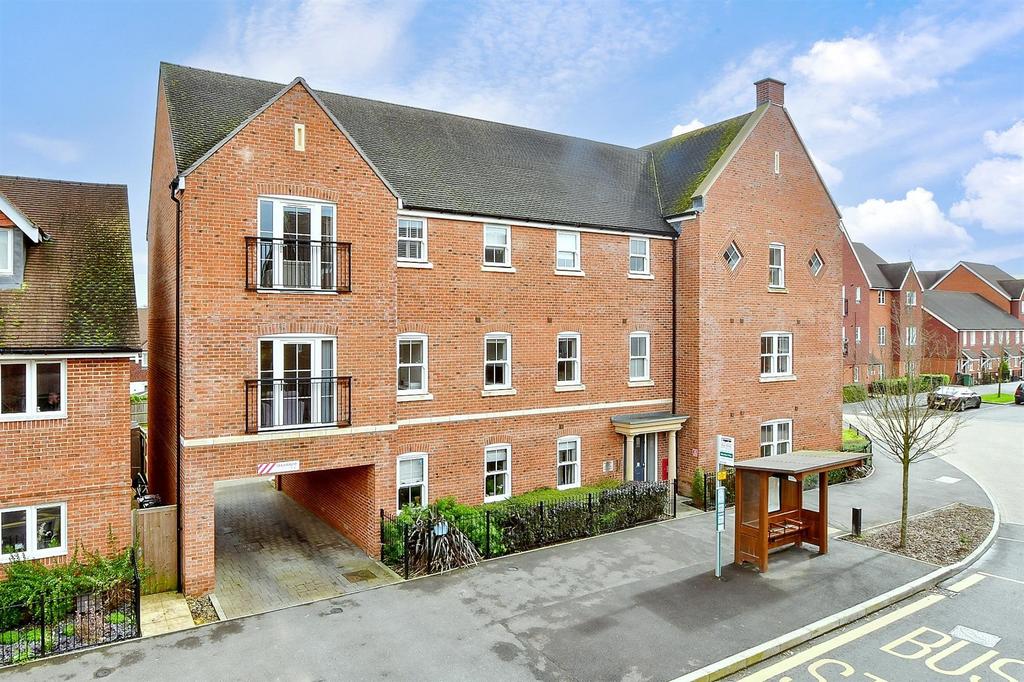 ber Street, Horley, Surrey 3 bed flat for sale £350,000